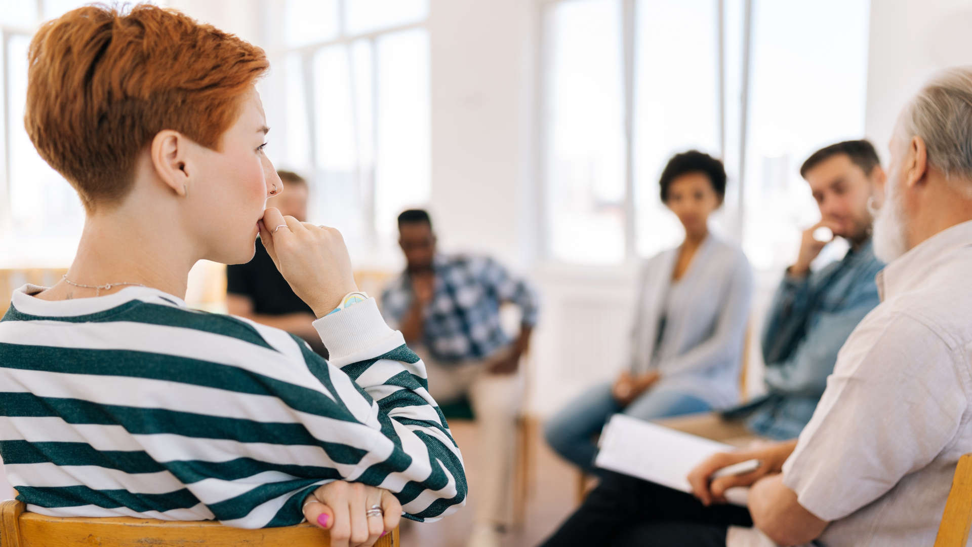 Teilnehmende sitzen in einem Gesprächskreis.